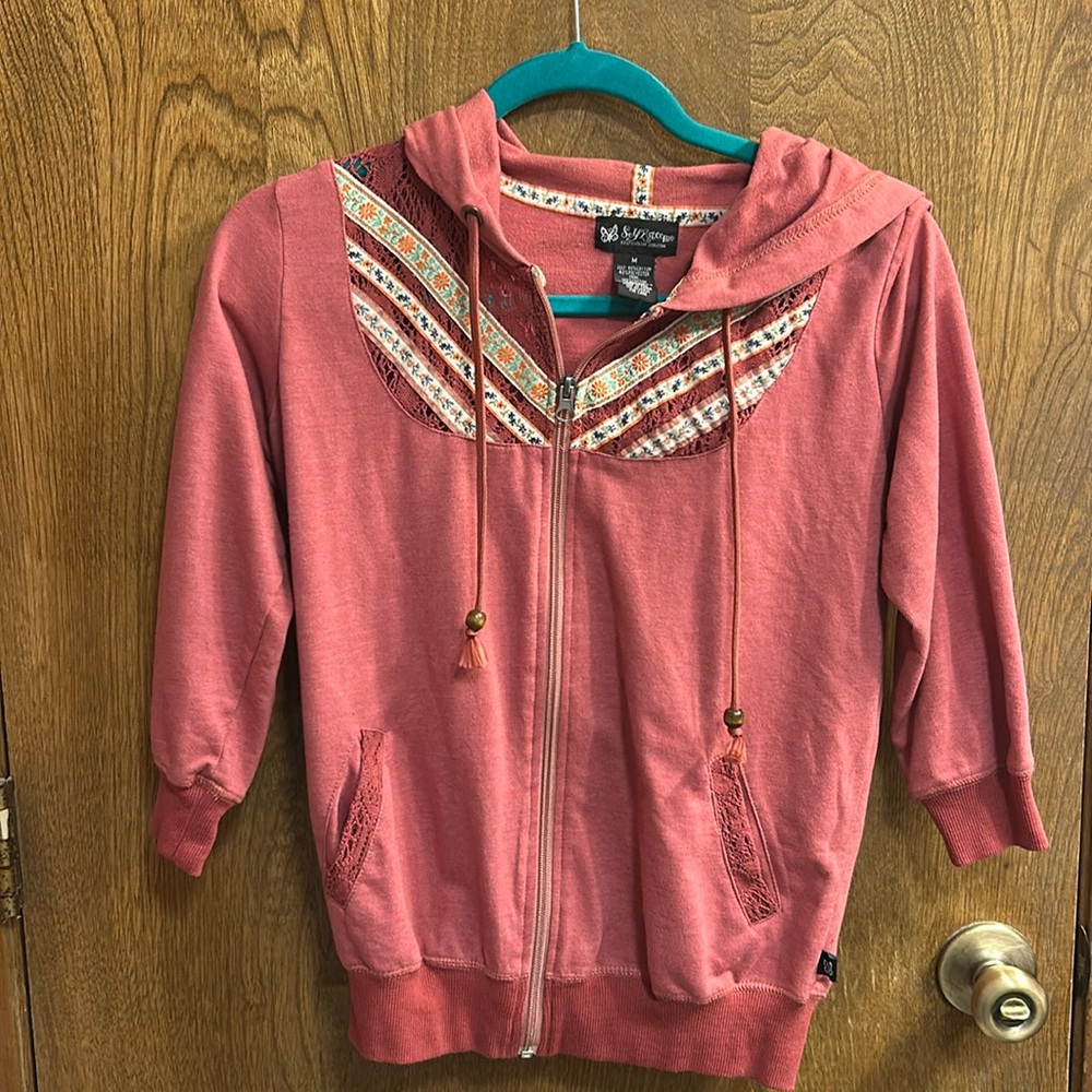 Half sleeve hoodie with floral detail